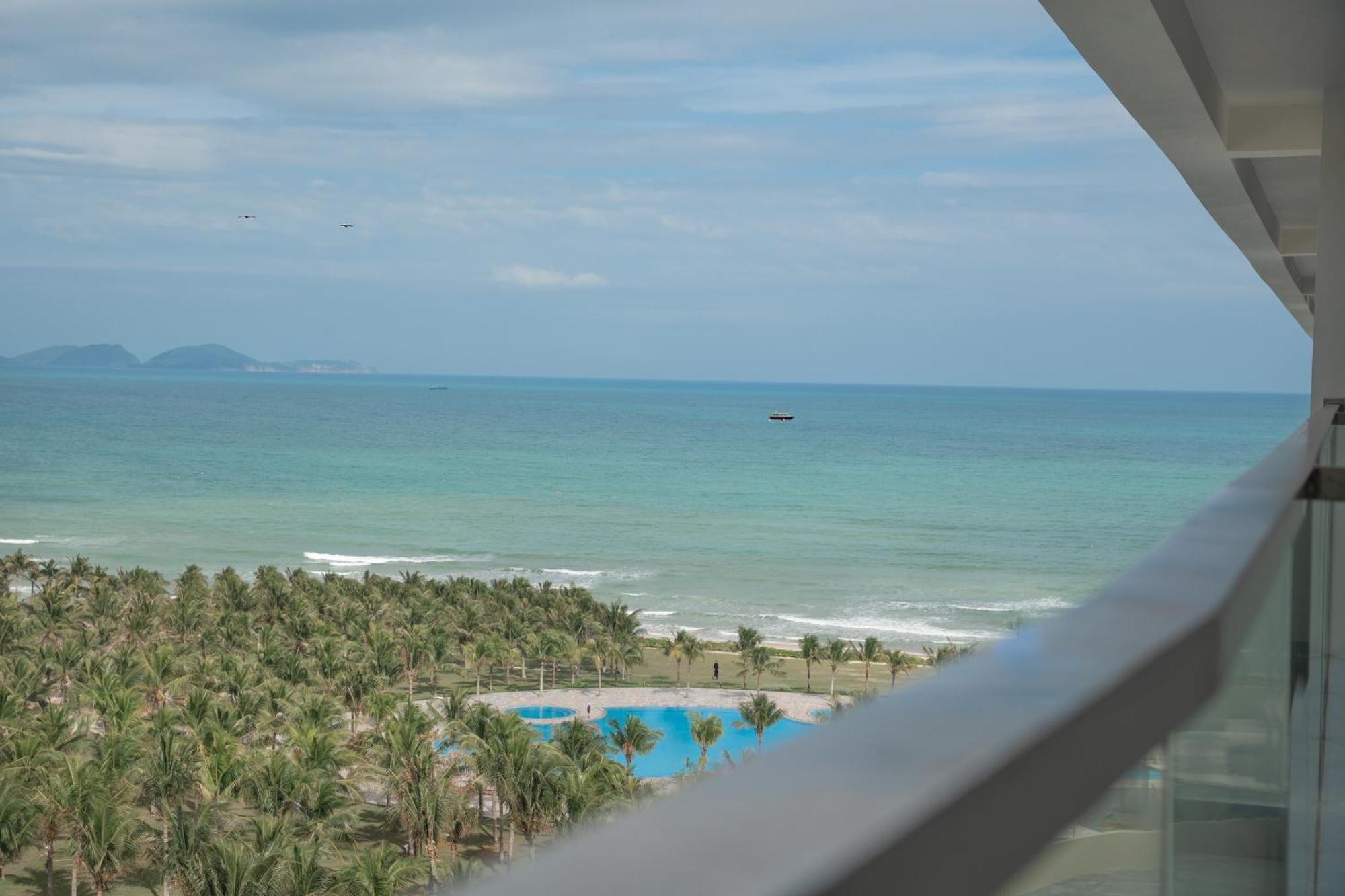 Aquamarine Beachfront Resort & Spa Cam Ranh Exterior photo